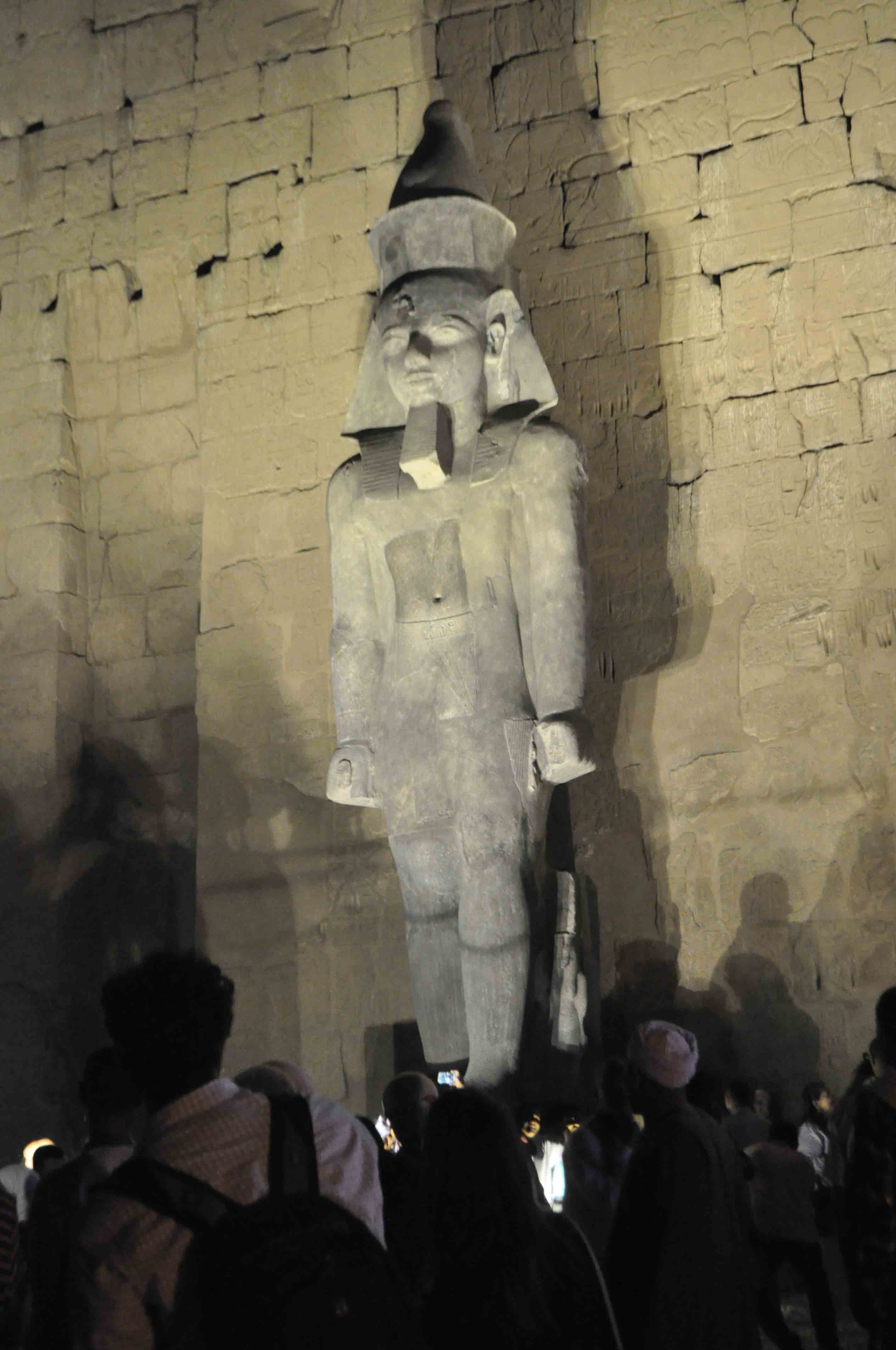 209694-4--تمثال-الملك-رمسيس-الثاني-يعود-لموقع-بواجهة-معبد-الأقصر