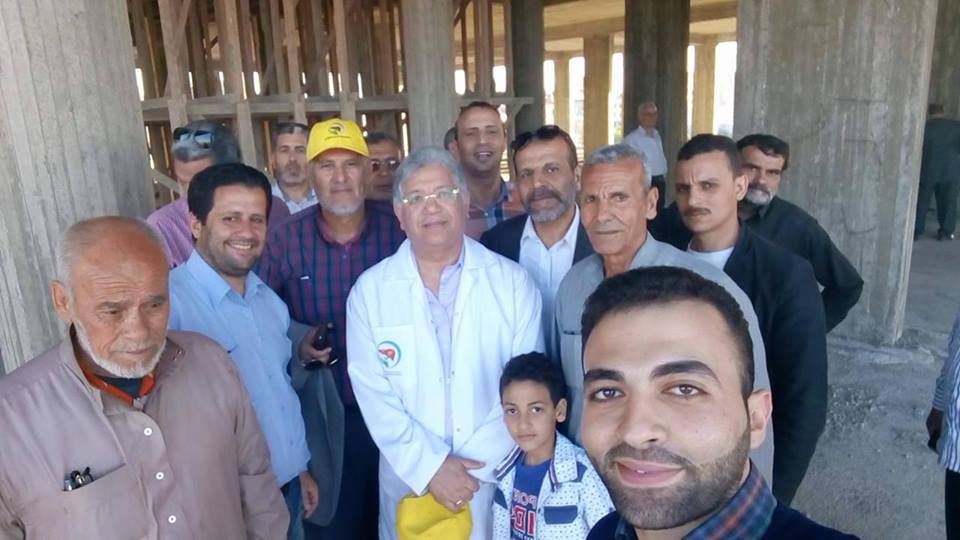 الدكتور جمال شيحة مع عدد من المسئولين بالمستشفى