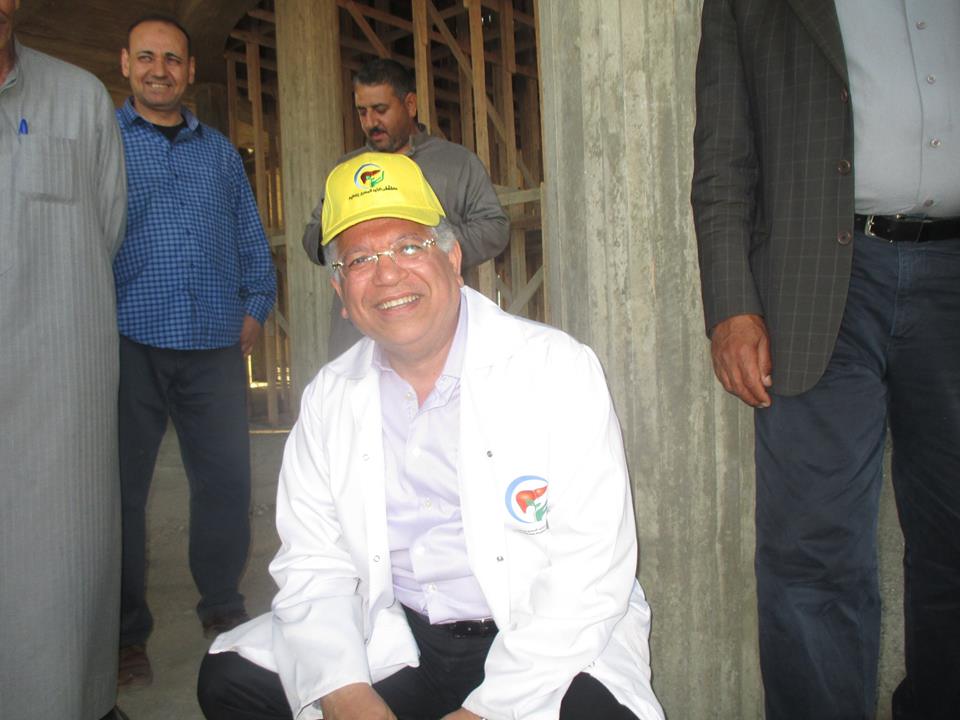  الدكتور جمال شيحة داخل مبنى مستشفى الكبد المصرى ببلطيم