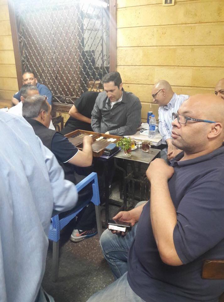 علاء مبارك على أحد المقاهى بمنطقة إمبابة