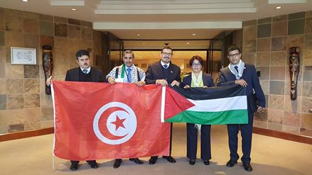 الوفد التونسى يلتقط الصور مع السفير الفلسطينى بجنوب افريقيا احتفالا بالقرار