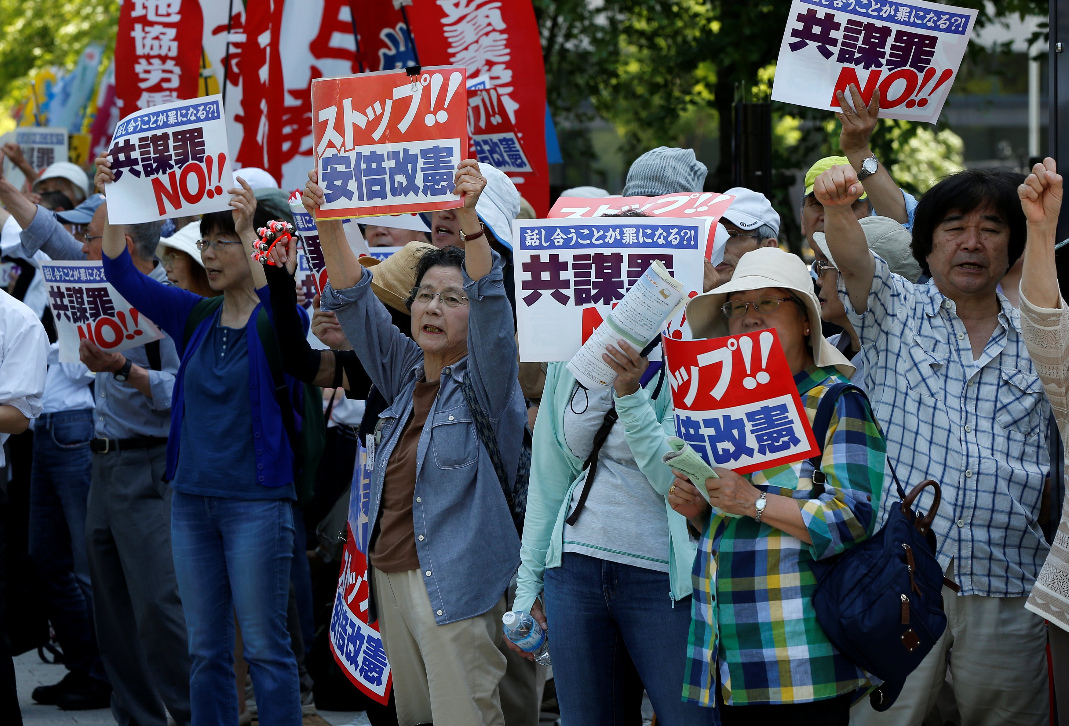 1602821-تظاهرات-خارج-البرلمان-اليابانى