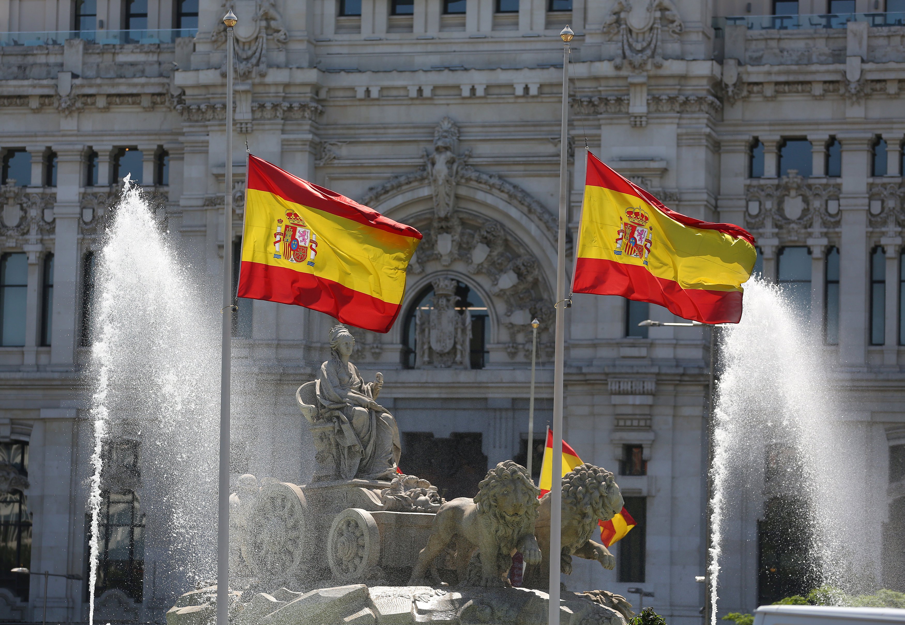 2009216-تنكيس-الأعلام-الأسبانية-حدادًا-على-ضحايا-مانشستر