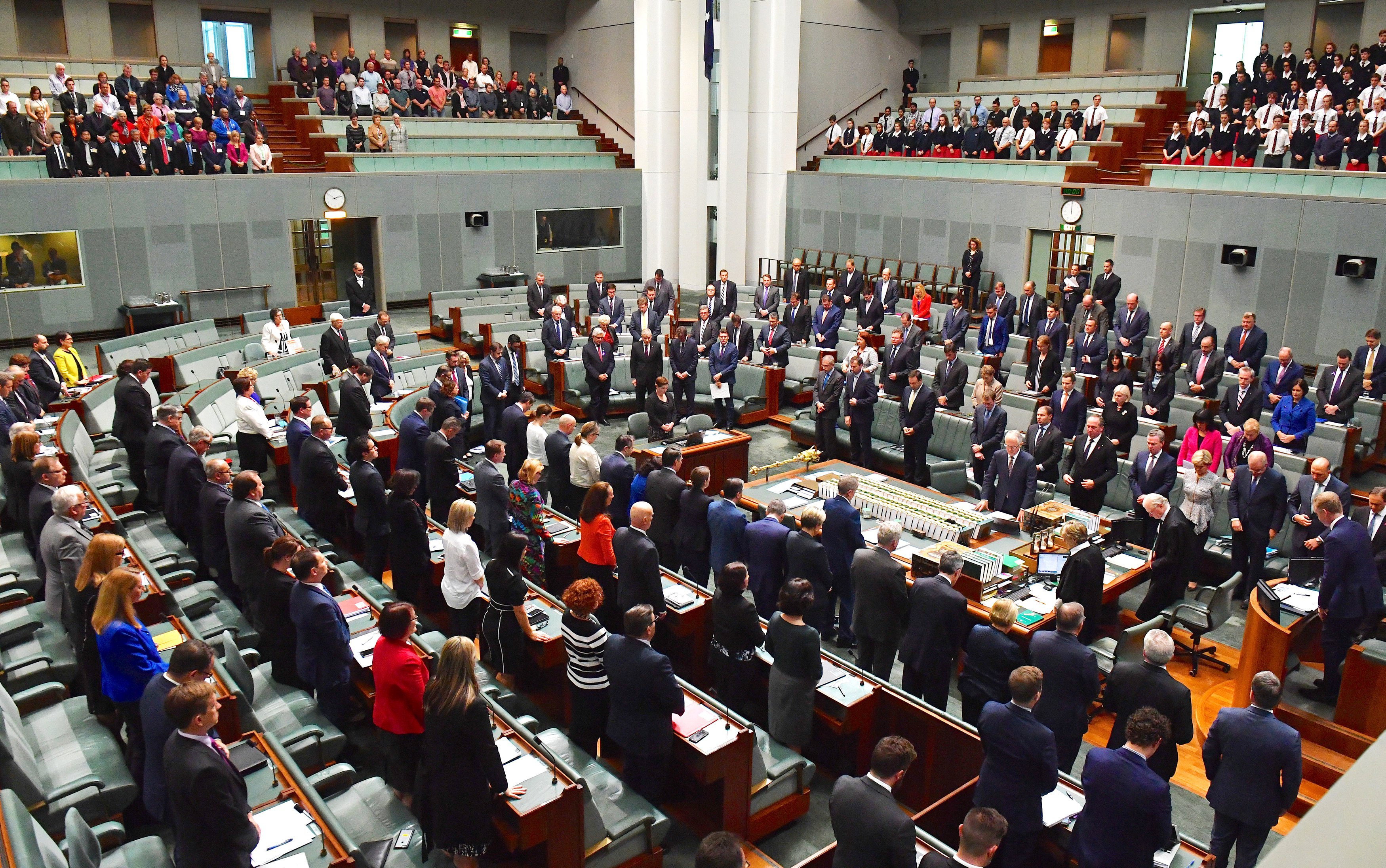 2472808-أعضاء-البرلمان-الاسترالى-يقفون-دقيقة-حداد-على-ضحايا-مانشستر
