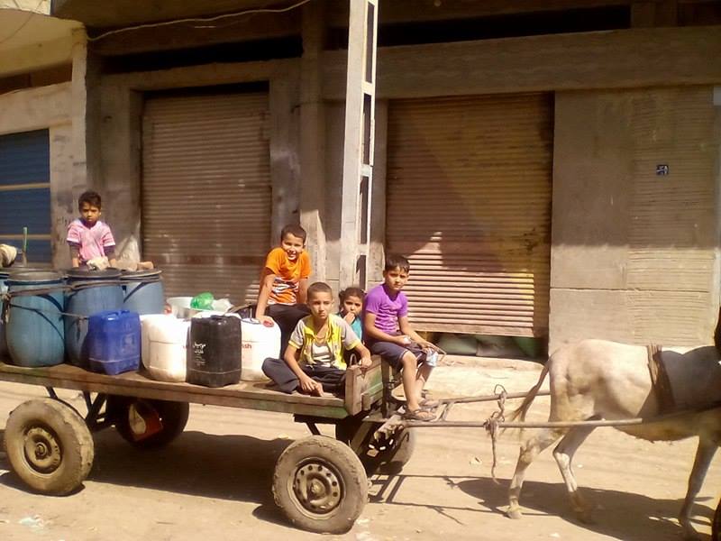 تزاحم الاهالى على سيارة المياه لتلبية احتياجتهم