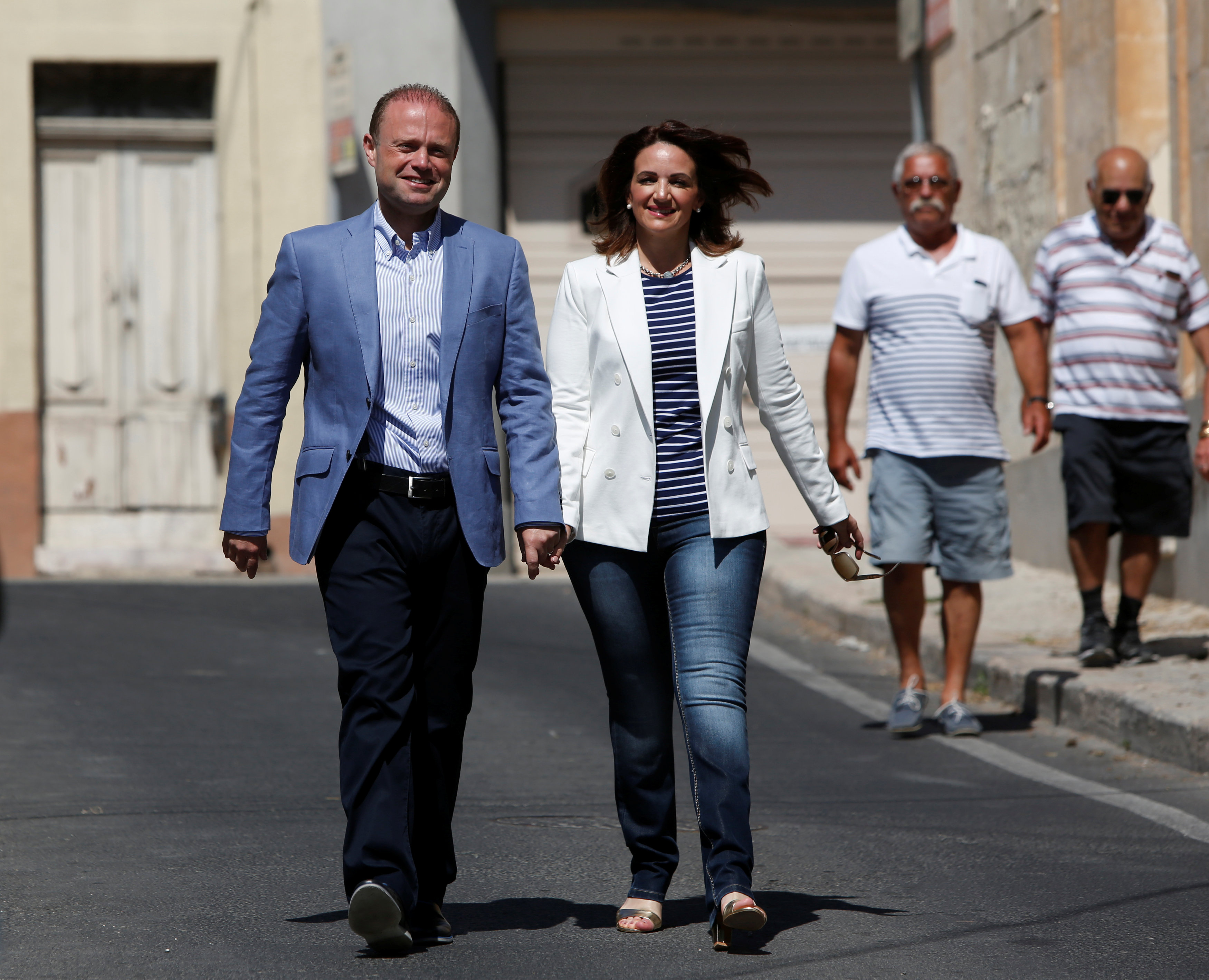 رئيس الوزراء وزوجته يتوجهون للجان الاقتراع