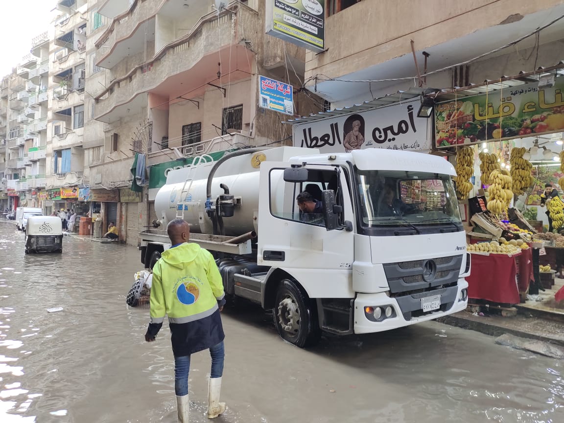 أعمال شفط مياه الأمطار بالإسكندرية (25)