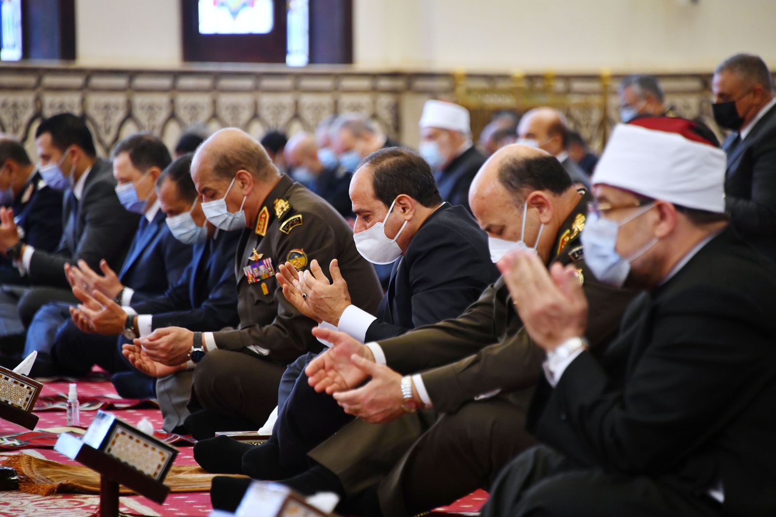 الرئيس السيسى يؤدى صلاة الجمعة بمسجد المشير طنطاوى (6)