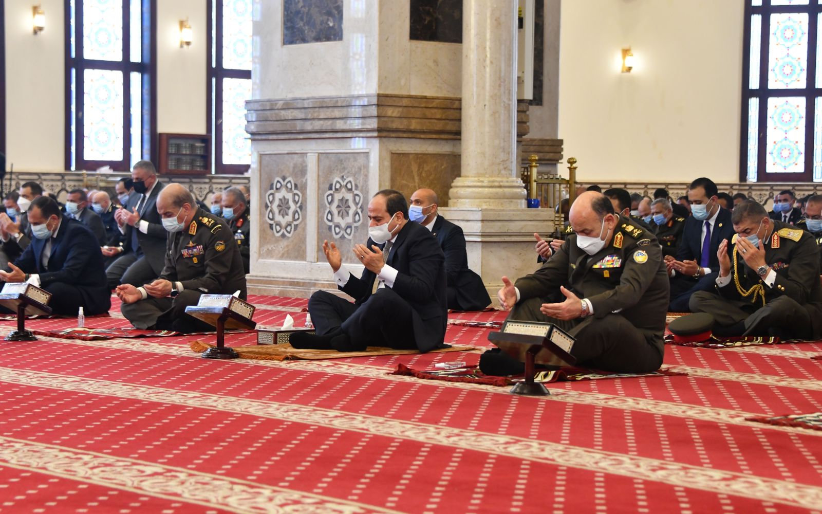 الرئيس السيسى يؤدى صلاة الجمعة بمسجد المشير طنطاوى (3)