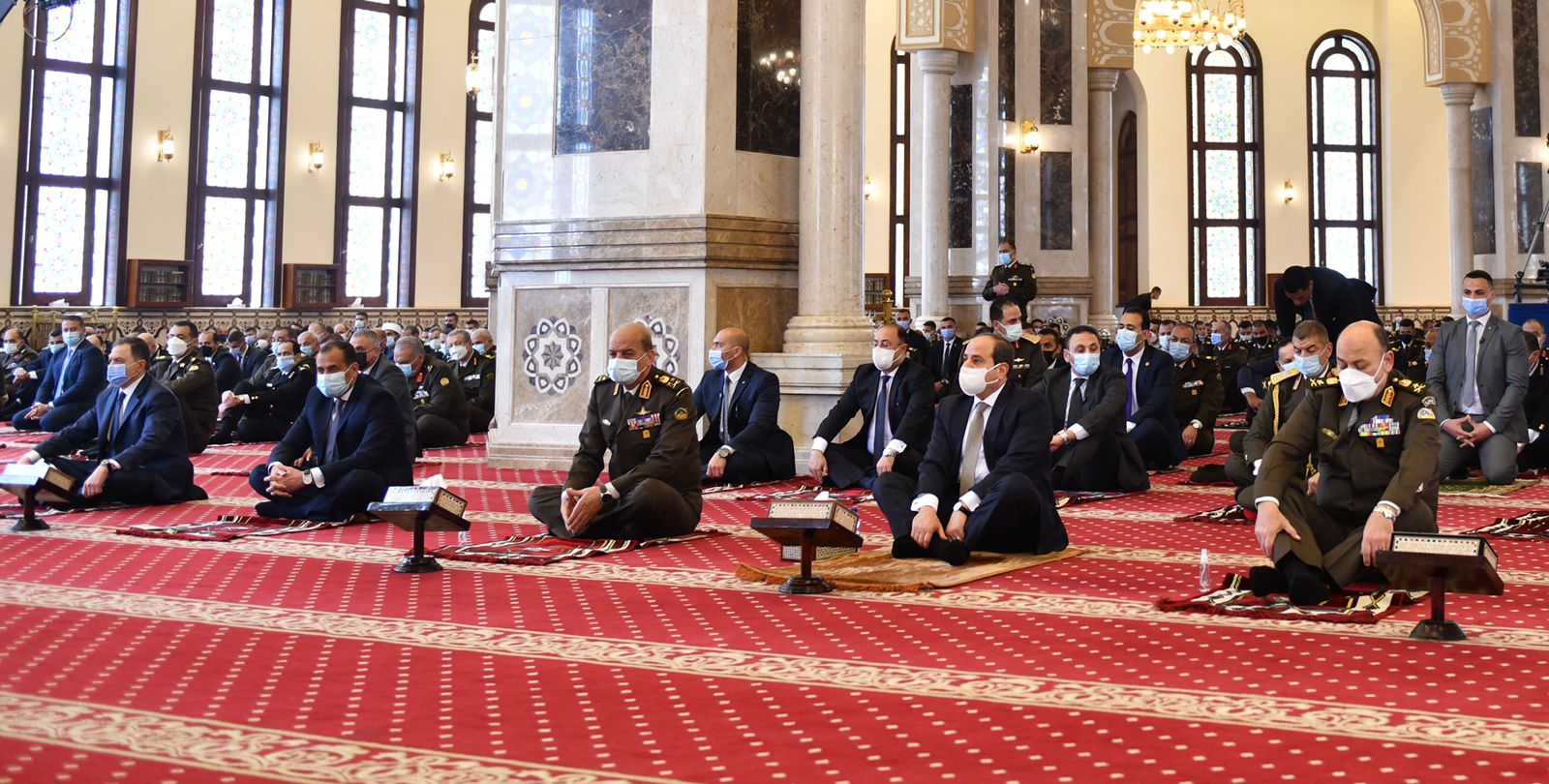 الرئيس السيسى يؤدى صلاة الجمعة بمسجد المشير طنطاوى (2)