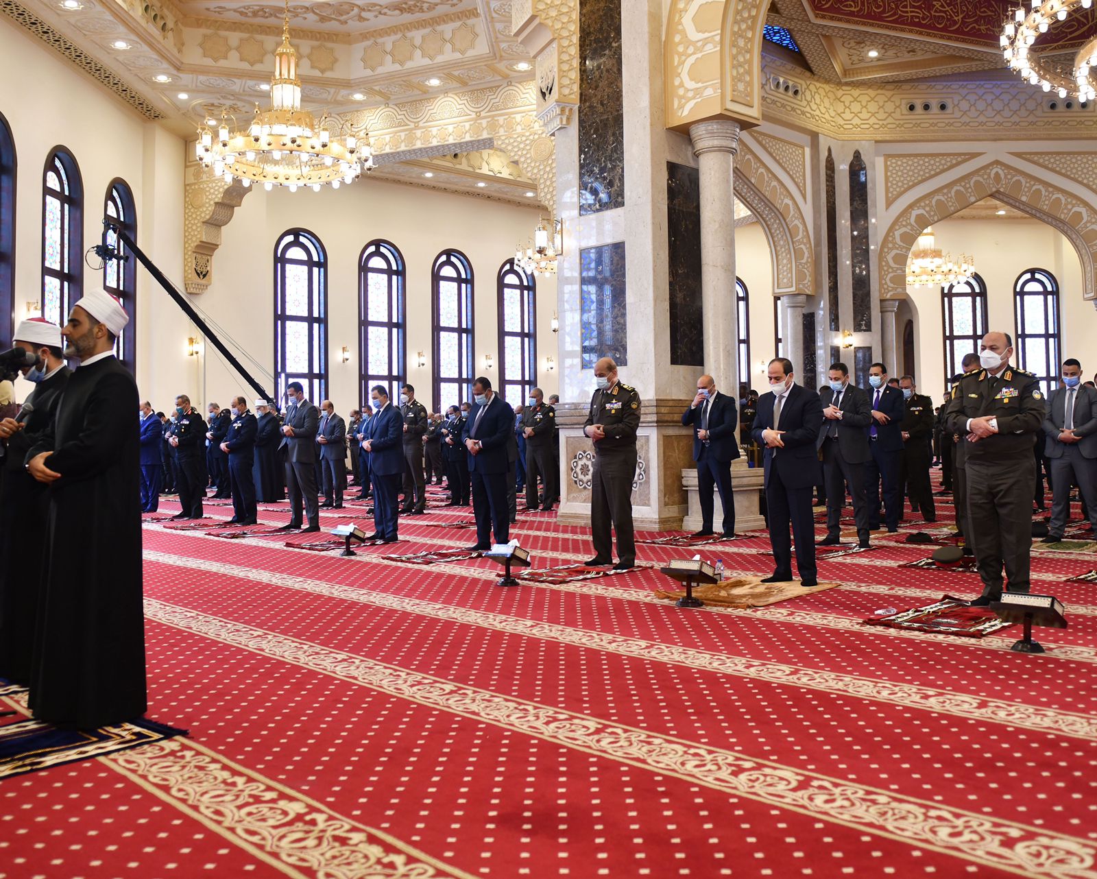 الرئيس السيسى يؤدى صلاة الجمعة بمسجد المشير طنطاوى (4)