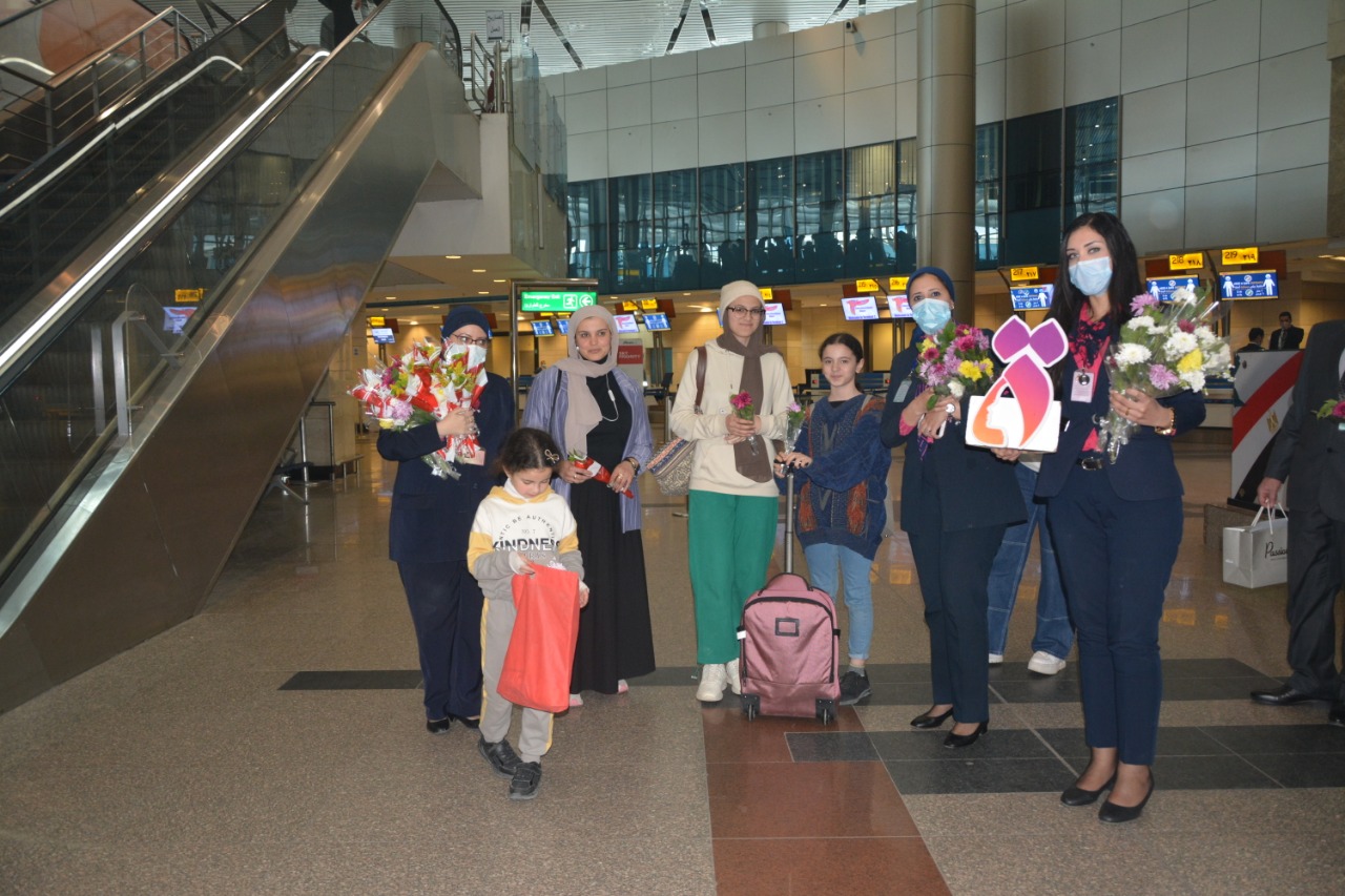 279807-مطار-القاهرة-يحتفل-باليوم-العالمي-للمرأة-(12)