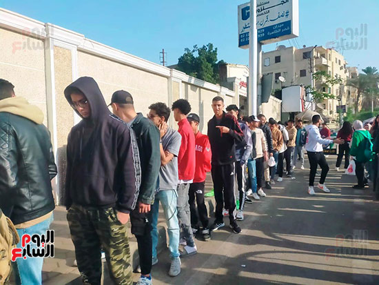 72554-طوابير-من-الشباب-أمام-لجان-مدرسة-طبرى-بمصر-الجديدة-(10)
