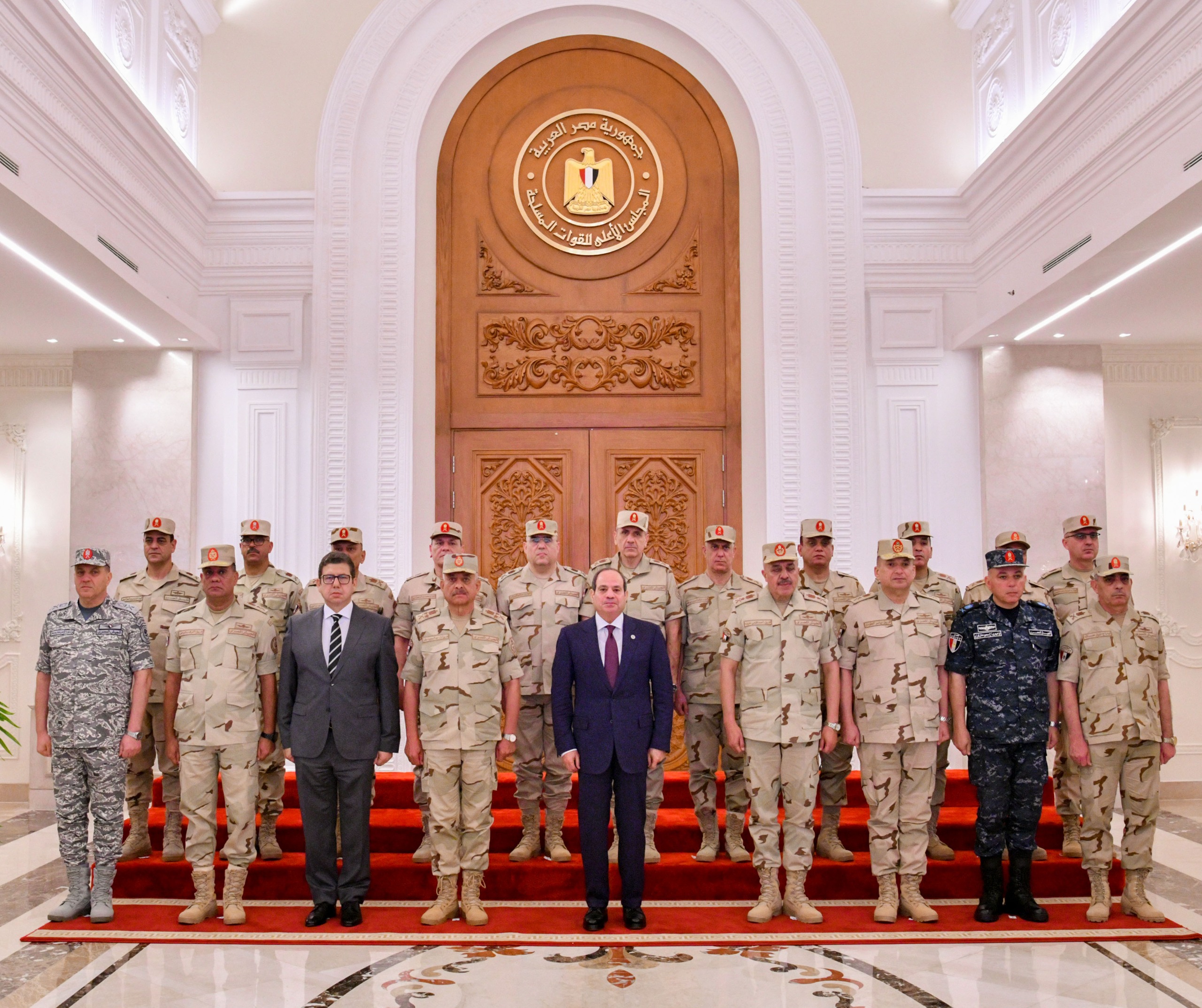 السيد الرئيس مع أعضاء المجلس الاعلى للقوات المسلحة  (3)