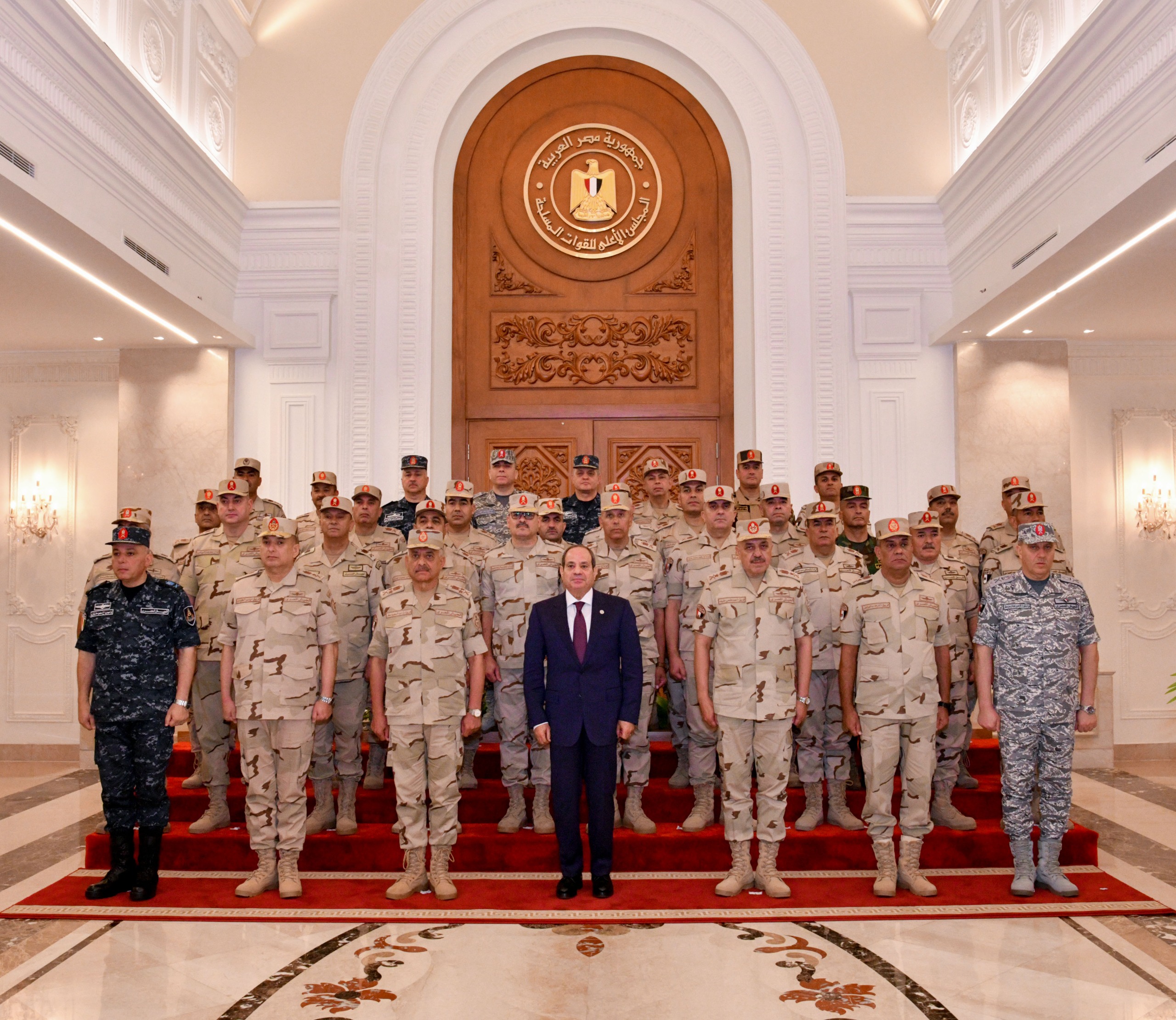 السيد الرئيس مع أعضاء المجلس الاعلى للقوات المسلحة  (1)
