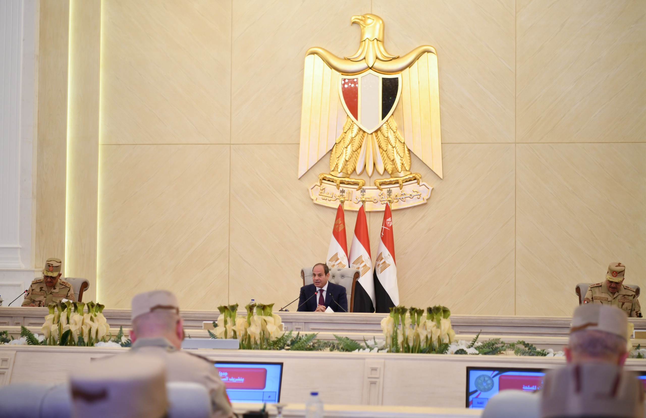 السيد الرئيس مع أعضاء المجلس الاعلى للقوات المسلحة  (2)