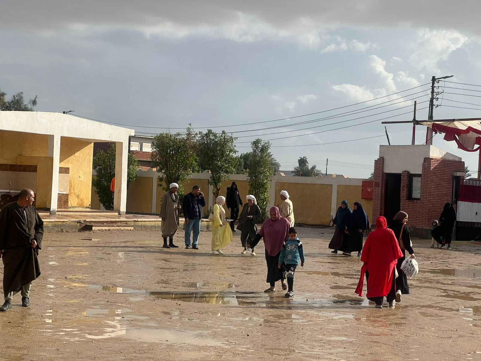 306440-أمطار-غزيرة-بمحيط-اللجان-الانتخابية-بالفيوم-(9)