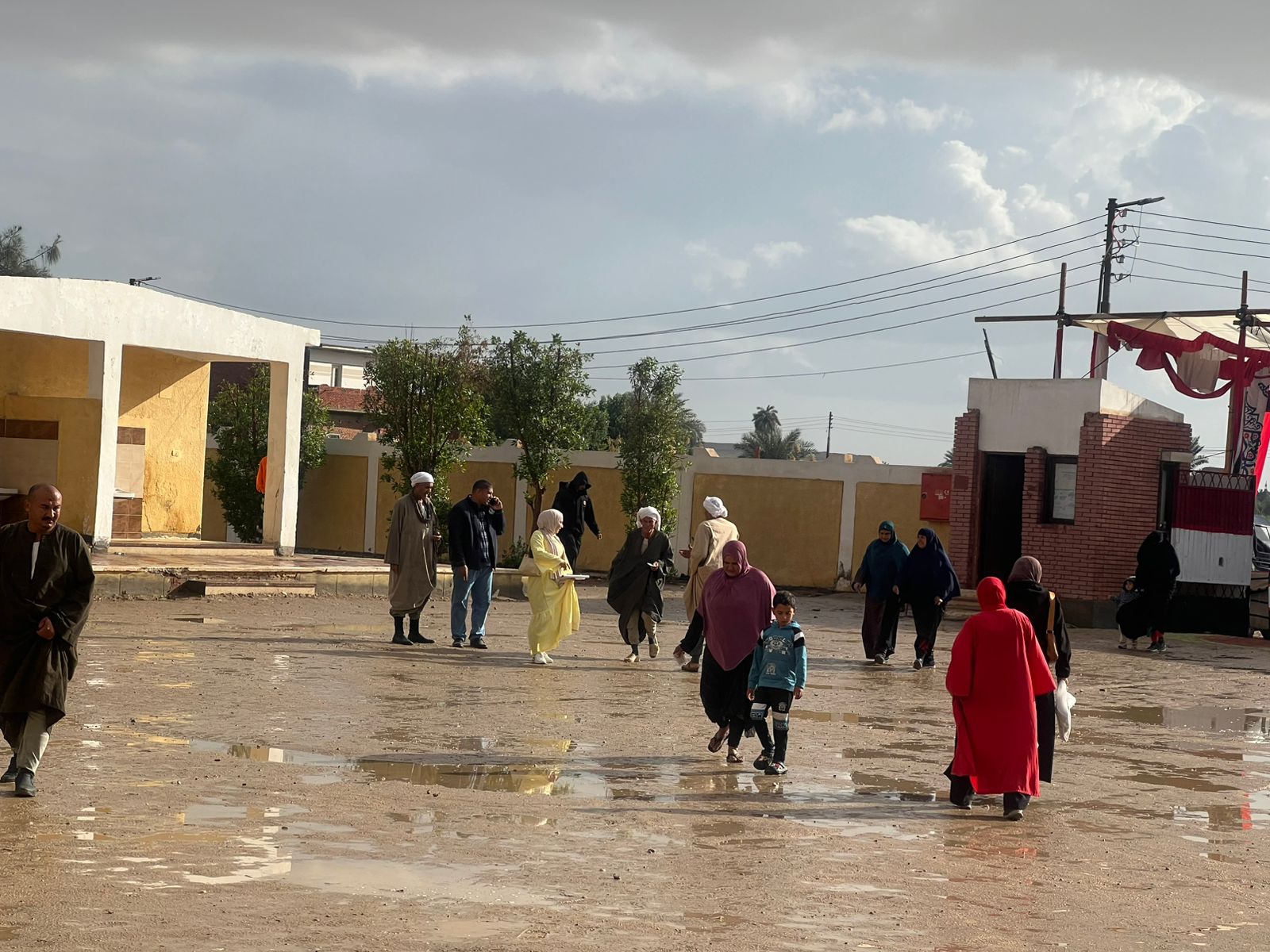 313257-أمطار-غزيرة-بمحيط-اللجان-الانتخابية-بالفيوم-(1)