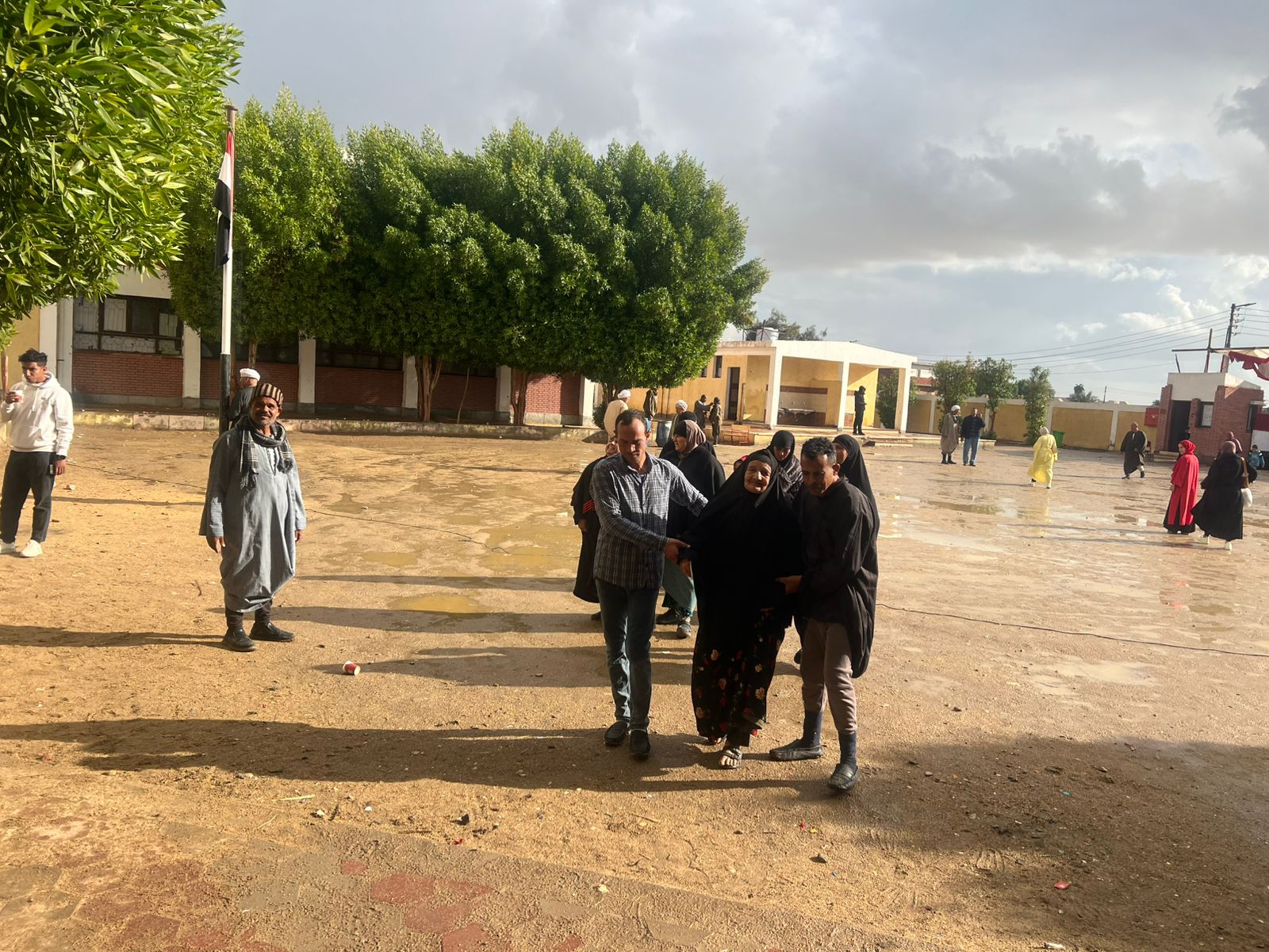 416018-أمطار-غزيرة-بمحيط-اللجان-الانتخابية-بالفيوم-(8)