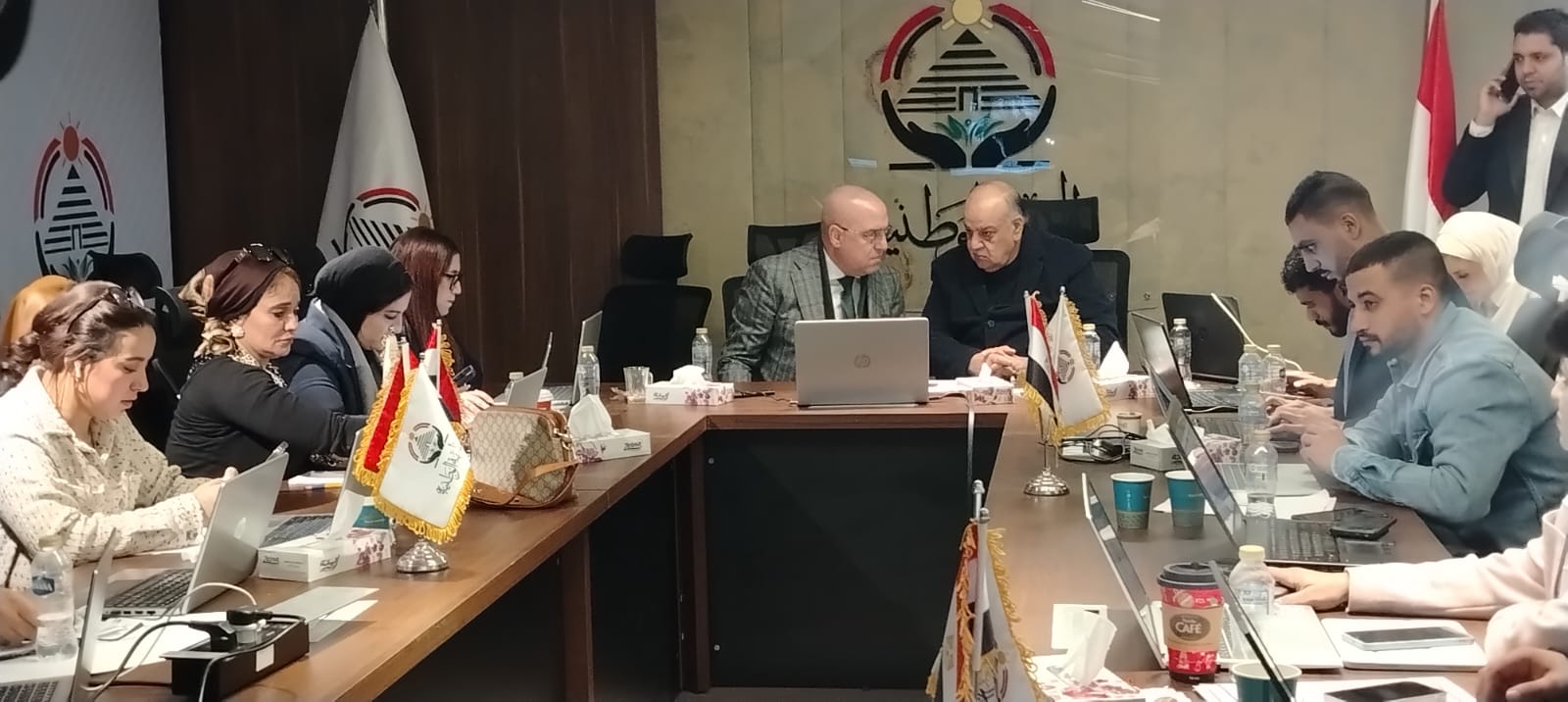 عاصم الجزار يتفقد الغرفة المركزية لـالجبهة الوطنية (1)