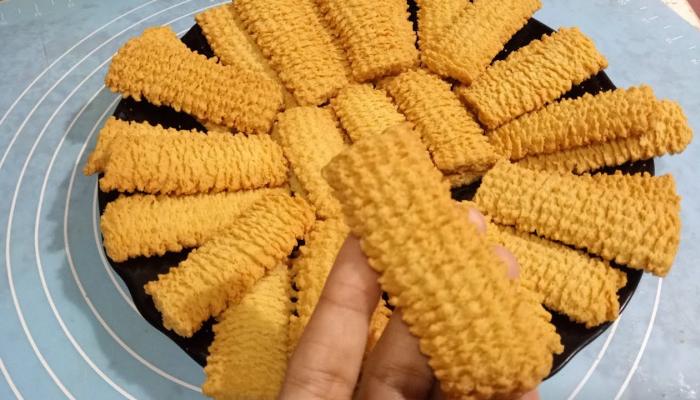 49602-49602-176-201519-holiday-crisp-biscuit-recipe_700x400