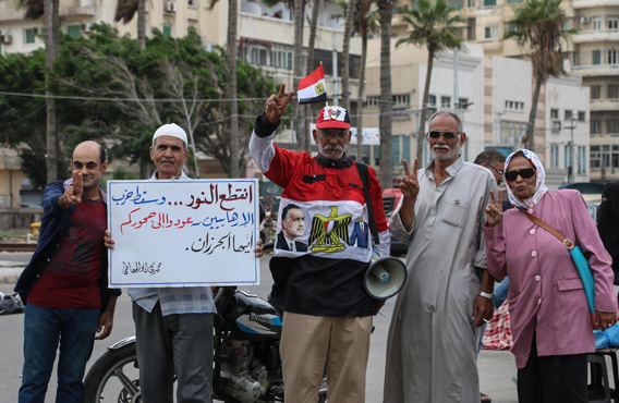 متظاهرو مسجد القائد إبراهيم ساخرين انقطع النور وسقط حزب الإرهابيين (1)