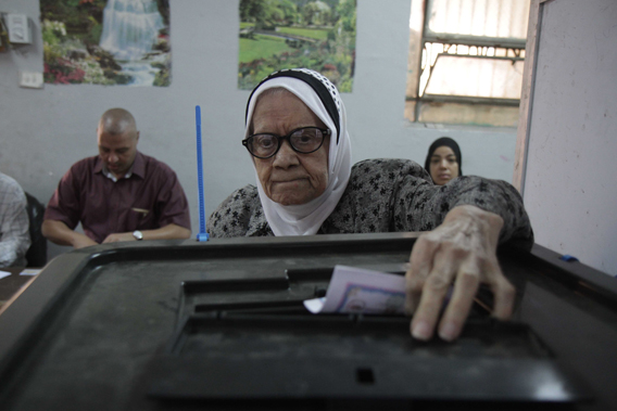 كبار السن والسيدات ينقذون جولة الإعادة من قلة الإقبال وغياب تام لأبناء العشرين (5)