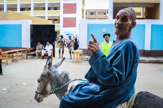 كبار السن والسيدات ينقذون جولة الإعادة من قلة الإقبال وغياب تام لأبناء العشرين (3)