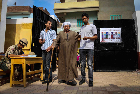 كبار السن والسيدات ينقذون جولة الإعادة من قلة الإقبال وغياب تام لأبناء العشرين (16)