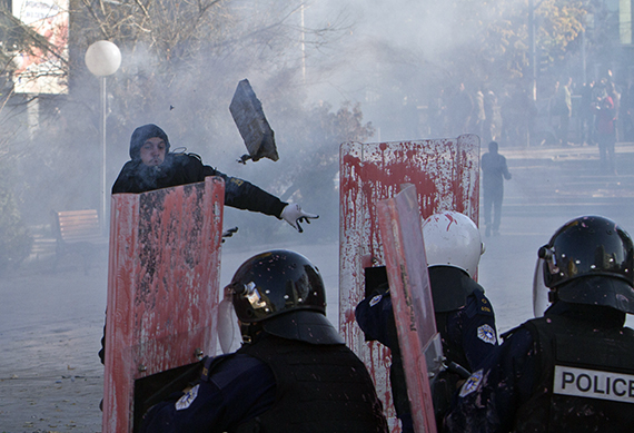 المعارضة تلقى قنبلة غاز داخل برلمان كوسوفو واشتباكات الأمن مع المتظاهرين (1)