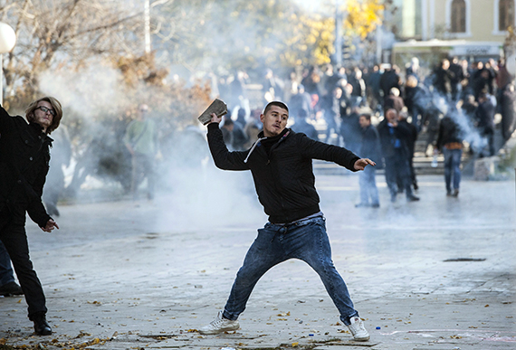 المعارضة تلقى قنبلة غاز داخل برلمان كوسوفو واشتباكات الأمن مع المتظاهرين (14)