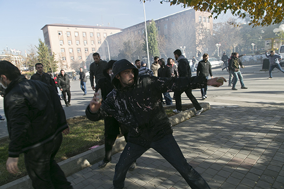 المعارضة تلقى قنبلة غاز داخل برلمان كوسوفو واشتباكات الأمن مع المتظاهرين (17)