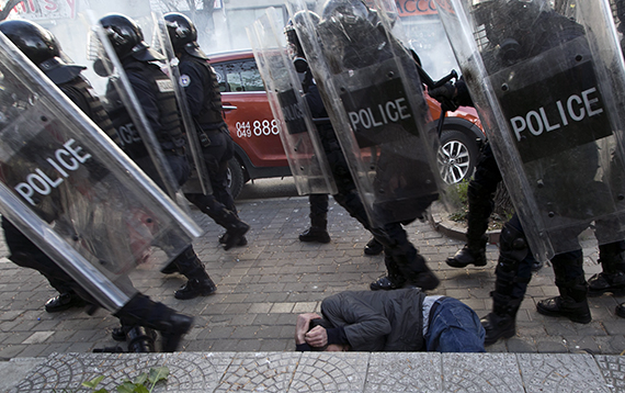 المعارضة تلقى قنبلة غاز داخل برلمان كوسوفو واشتباكات الأمن مع المتظاهرين (18)