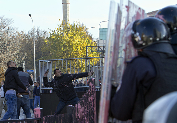 المعارضة تلقى قنبلة غاز داخل برلمان كوسوفو واشتباكات الأمن مع المتظاهرين (20)