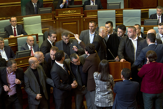 المعارضة تلقى قنبلة غاز داخل برلمان كوسوفو واشتباكات الأمن مع المتظاهرين (4)