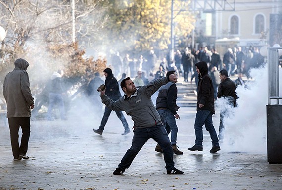 المعارضة تلقى قنبلة غاز داخل برلمان كوسوفو واشتباكات الأمن مع المتظاهرين (15)
