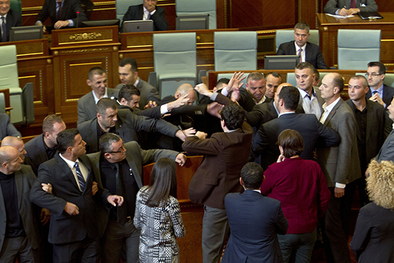المعارضة تلقى قنبلة غاز داخل برلمان كوسوفو واشتباكات الأمن مع المتظاهرين (6)