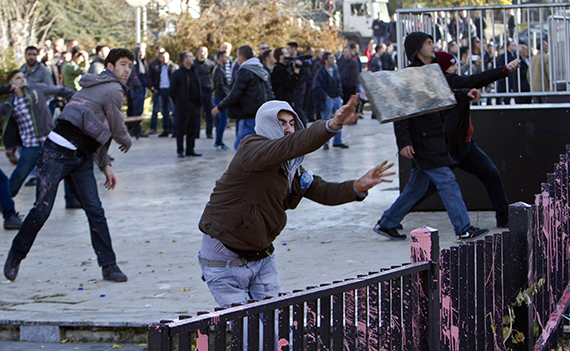 المعارضة تلقى قنبلة غاز داخل برلمان كوسوفو واشتباكات الأمن مع المتظاهرين (22)