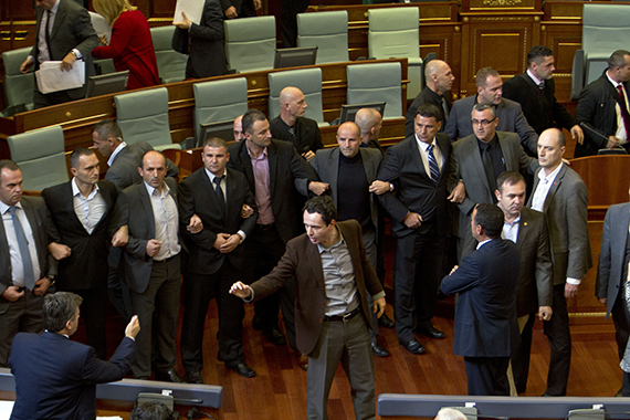 المعارضة تلقى قنبلة غاز داخل برلمان كوسوفو واشتباكات الأمن مع المتظاهرين (7)
