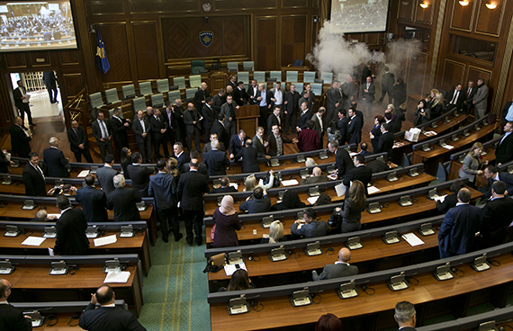 المعارضة تلقى قنبلة غاز داخل برلمان كوسوفو واشتباكات الأمن مع المتظاهرين (8)