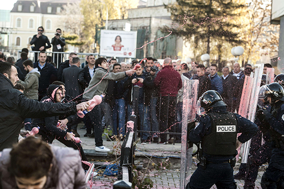 المعارضة تلقى قنبلة غاز داخل برلمان كوسوفو واشتباكات الأمن مع المتظاهرين (11)