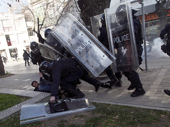 المعارضة تلقى قنبلة غاز داخل برلمان كوسوفو واشتباكات الأمن مع المتظاهرين (19)