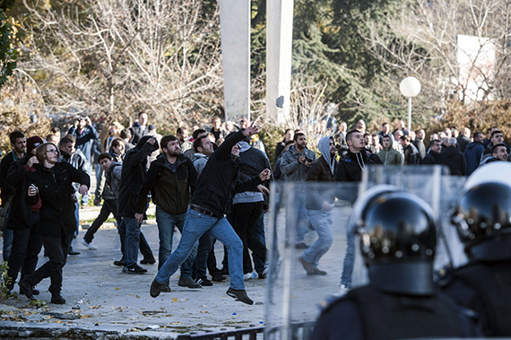 المعارضة تلقى قنبلة غاز داخل برلمان كوسوفو واشتباكات الأمن مع المتظاهرين (13)