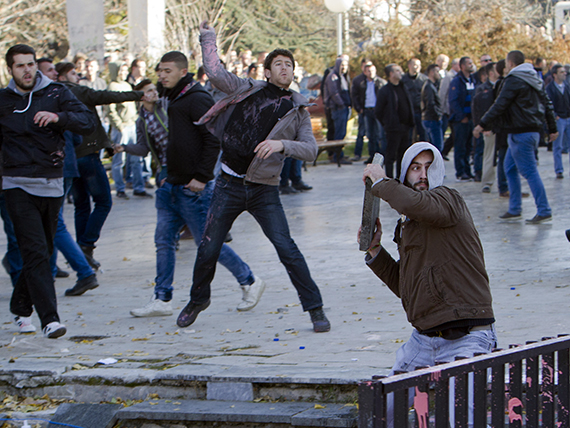 المعارضة تلقى قنبلة غاز داخل برلمان كوسوفو واشتباكات الأمن مع المتظاهرين (23)