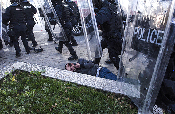 المعارضة تلقى قنبلة غاز داخل برلمان كوسوفو واشتباكات الأمن مع المتظاهرين (10)