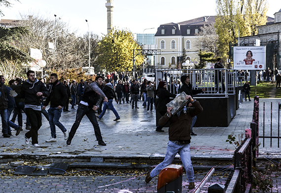 المعارضة تلقى قنبلة غاز داخل برلمان كوسوفو واشتباكات الأمن مع المتظاهرين (16)