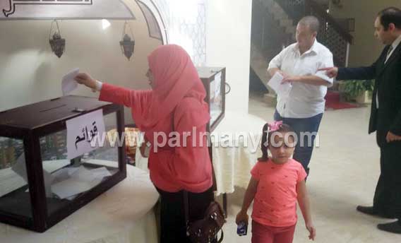 إقبال المصريين بـعمان على السفارة للتصويت فى انتخابات البرلمان (8)