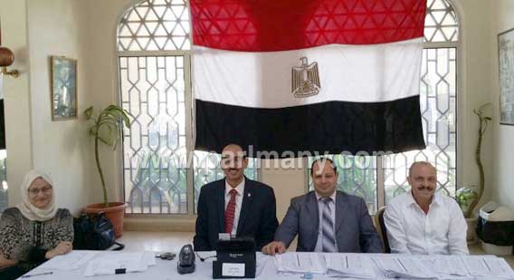 إقبال المصريين بـعمان على السفارة للتصويت فى انتخابات البرلمان (7)