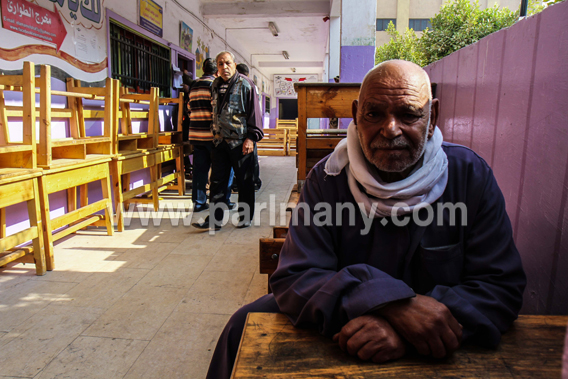 ضحكة ولاد البلد خلال التصويت بالمرحلة الثانية من الانتخابات البرلمانية  (2)