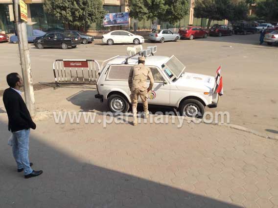 سيارات الجيش تبث الأغانى الوطنية أمام اللجان الانتخابية بمصر الجديدة (4)